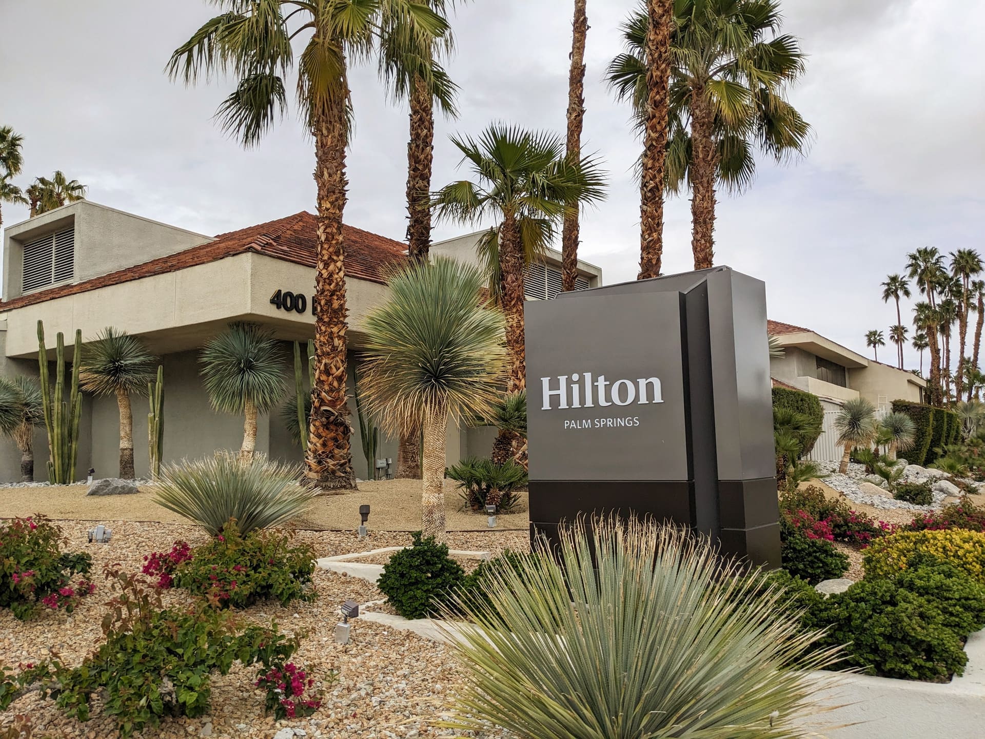 The Hilton Hilton Palm Springs Resort is a 2-minute walk to Downtown - Best hotels for families in Palm Springs